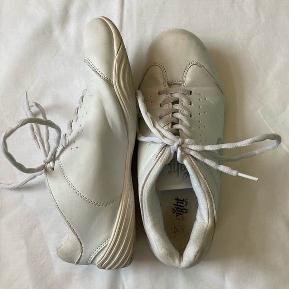 Lightly worn, white cheer shoes - Picture 2 of 6